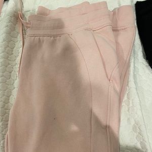 light pink lululemon scuba sweatpant